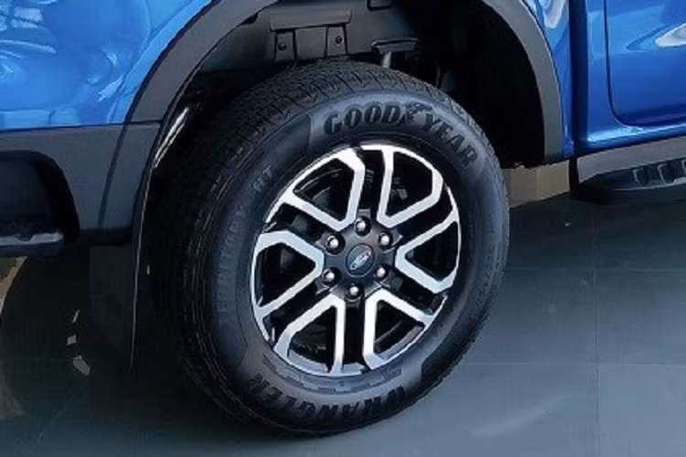 Bên cạnh đó, mẫu xe bán tải này ở Thái Lan còn đi kèm màn hình cảm ứng trung tâm 10,1 inch nằm dọc, tích hợp hệ thống thông tin giải trí SYNC 4A, hỗ trợ Apple CarPlay/Android Auto không dây, kết nối Bluetooth, điều khiển giọng nói, 2 cổng USB và hệ thống âm thanh 6 loa.