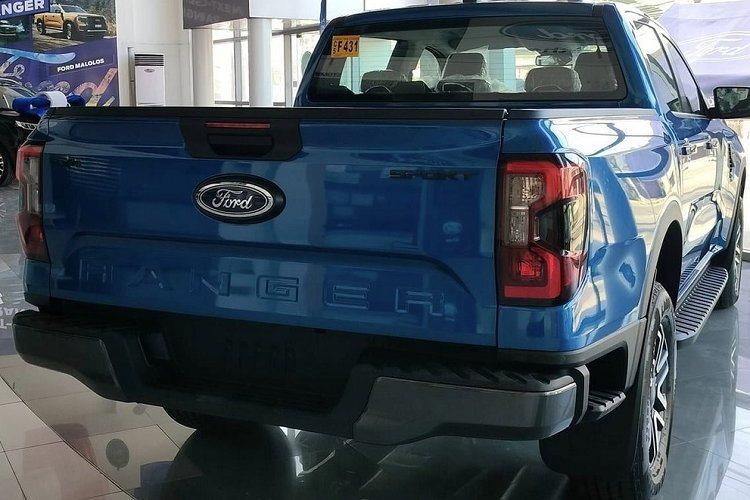 Ford Ranger Sport AT 4x4 2023 đã bắt đầu được đại lý nhận cọc trong vài tháng qua. Theo kế hoạch, xe sẽ chính thức được giao cho khách hàng Việt Nam từ cuối tháng 4 này. Hiện thông tin cụ thể về trang bị của Ford Ranger Sport AT 4x4 2023 tại Việt Nam chưa được hé lộ.