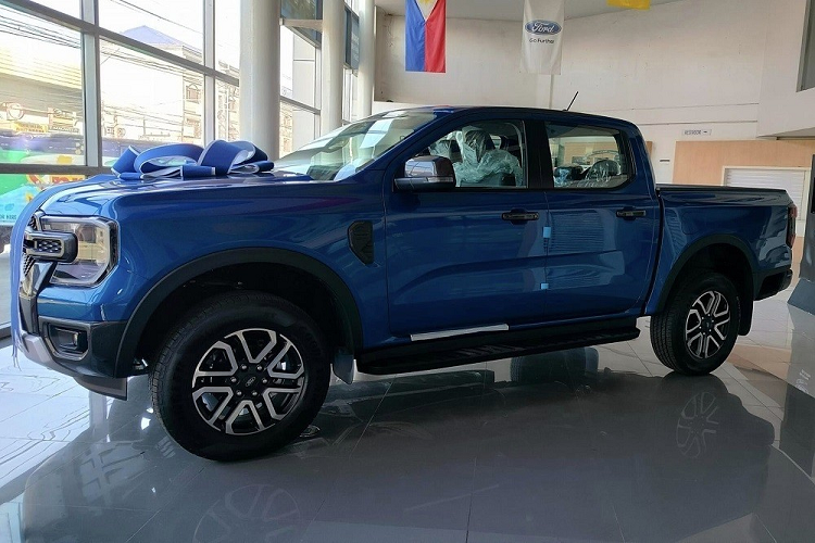 Ngoài ra, trong bảng giá do đại lý đưa ra còn thiếu vắng một phiên bản, đó là Ford Ranger XLS MT 4x2. Theo đó, phiên bản có giá 665 triệu đồng này sẽ bị ngừng sản xuất. Như vậy, Ford Ranger vẫn có 6 phiên bản, không kể Ranger Raptor. Giá bán của dòng xe bán tải này từ ngày 1/5/2023 sẽ dao động từ 669 - 979 triệu đồng.