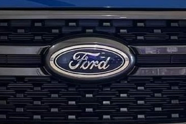 Trang bị an toàn của Ford Ranger Sport AT 4x4 2023 thua kém khá nhiều so với bản Wildtrak khi chỉ có 6 túi khí, camera lùi, hệ thống chống bó cứng phanh ABS, phân bổ lực phanh điện tử EBD, cân bằng điện tử, kiểm soát lực kéo, hỗ trợ khởi hành ngang dốc, hệ thống ngăn lật xe và hệ thống kiểm soát hành trình.