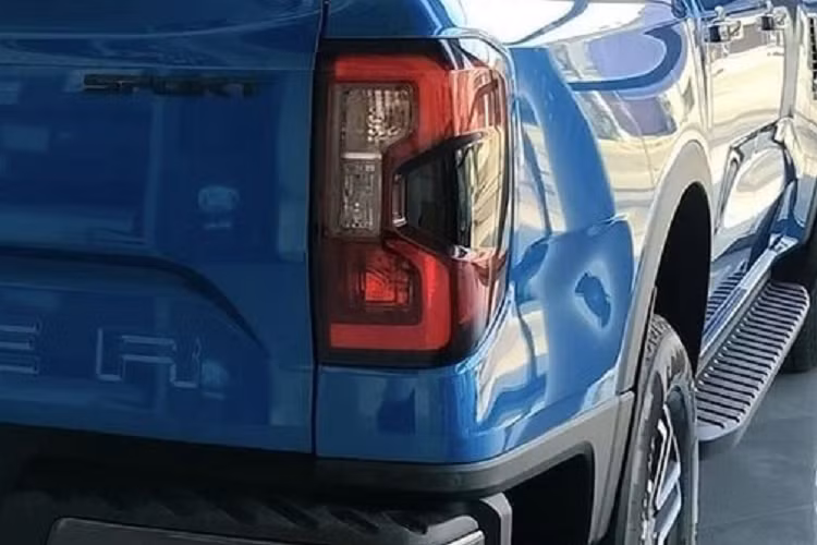 Trong khi đó, nội thất của Ford Ranger Sport AT 4x4 2023 đi kèm ghế bọc da tổng hợp, ghế trước dập logo "Sport", ghế lái chỉnh điện 6 hướng, ghế phụ lái chỉnh điện 4 hướng, bảng đồng hồ kỹ thuật số 8 inch, 2 cổng sạc 12V, sạc điện thoại không dây, gương chiếu hậu chống chói tích hợp cổng USB, hệ thống điều hòa tự động với cửa gió cho hàng ghế sau, chìa khóa thông minh và khởi động nút bấm.