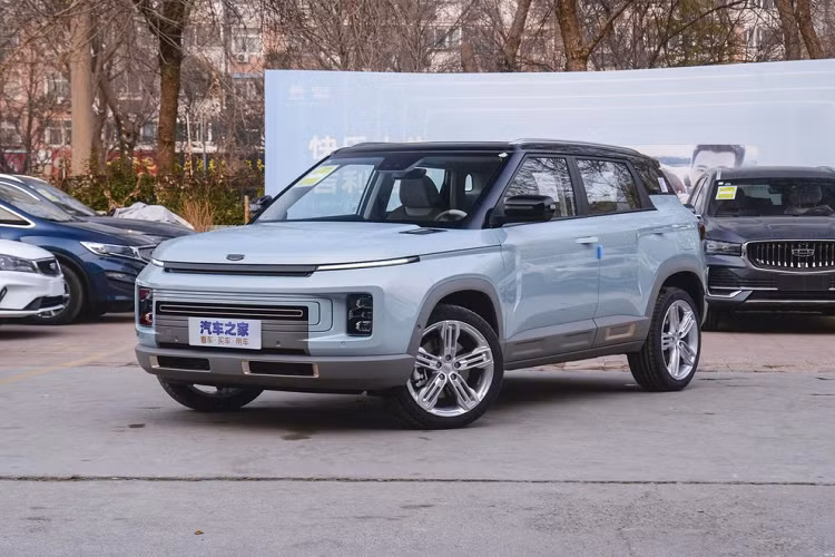 Tuy nhiên, giới truyền thông Trung Quốc đang chờ xem liệu Geely có còn áp mức giá rẻ hơn 403 triệu đồng họ thông báo không, nếu có, Icon bản nâng cấp rất dễ xảy ra tình trạng cầu vượt cung. Là một mẫu xe nâng cấp giữa vòng đời, Geely Icon chủ yếu được bổ sung thêm một bảng màu mới, ngoài ra là các chi tiết kiểu dáng và cấu hình cũng được điều chỉnh ở một mức độ nhất định.