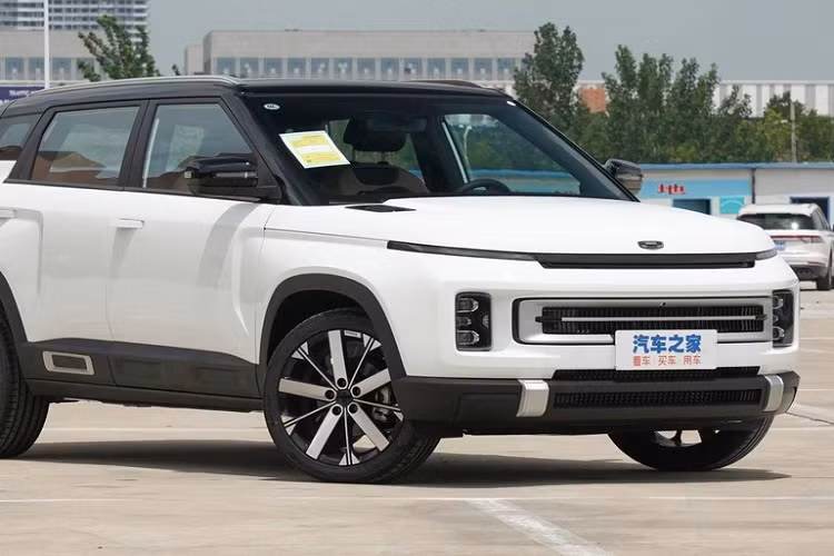 Chẳng hạn như xe có lưới tản nhiệt mới, được mở rộng ra, mang đến sự năng động cho mặt tiền xe. Tiếp đến là phần hốc gió trung tâm được kết nối thành 1, không chia làm 2 như bản cũ.