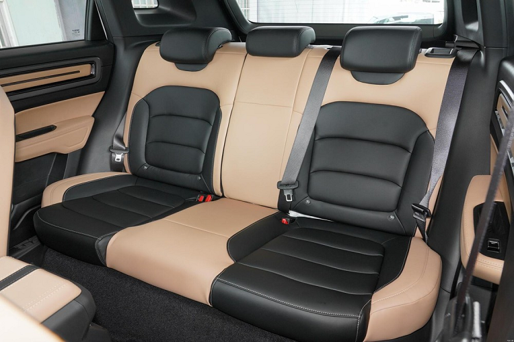 Về sức mạnh, SUV cỡ B Geely Icon bản nâng cấp vẫn được trang bị động cơ 4 xi-lanh, dung tích 1.5 lít, tăng áp, sản sinh ra công suất tối đa 181 mã lực và mô-men xoắn cực đại 290 Nm, xe sử dụng hộp số tự động, ly hợp kép 7 cấp.