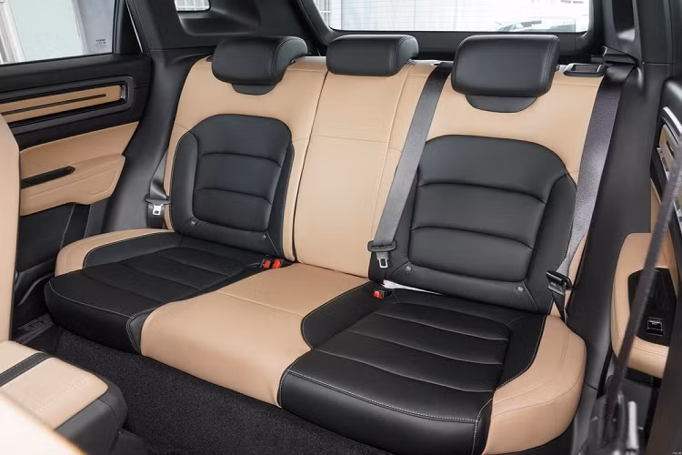 Về sức mạnh, SUV cỡ B Geely Icon bản nâng cấp vẫn được trang bị động cơ 4 xi-lanh, dung tích 1.5 lít, tăng áp, sản sinh ra công suất tối đa 181 mã lực và mô-men xoắn cực đại 290 Nm, xe sử dụng hộp số tự động, ly hợp kép 7 cấp.