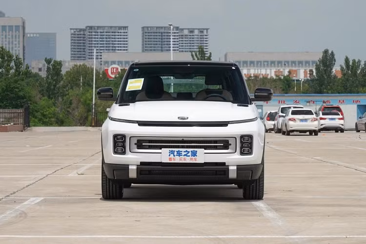  Geely Icon là 1 chiếc SUV cỡ B đã ra mắt được 4 năm với điểm thú vị là không thay đổi gì nhiều so với phiên bản xe concept, điều này đã giúp Geely Icon bản thương mại trông chẳng khác gì các mẫu xe tương lai, đầy cá tính và tất nhiên là được đón nhận khá nhiều.