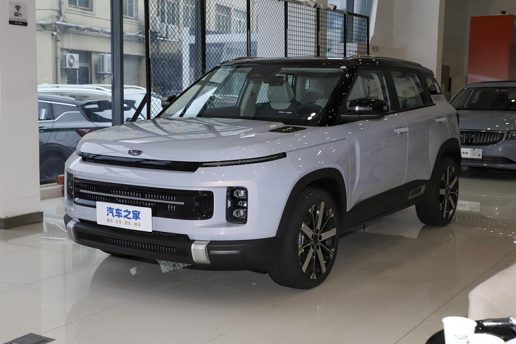 Hệ thống đèn pha và dải đèn LED chiếu sáng ban ngày nằm trên cao không có thay đổi gì thiết kế, vòng ra bên sườn, Geely Icon bản nâng cấp nhận được bộ mâm mới, đuôi xe vẫn là cuộc dạo chơi của cụm đèn hậu LED vuông vức, cánh gió mui tích hợp đèn phanh và cản sau thiết kế mới.