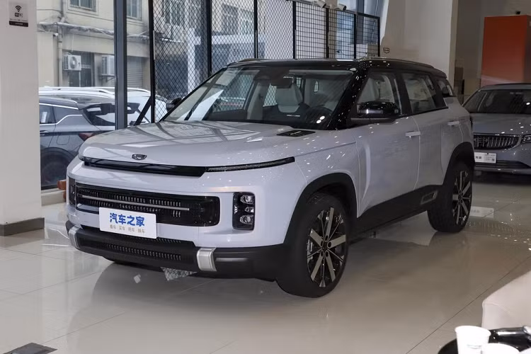 Hệ thống đèn pha và dải đèn LED chiếu sáng ban ngày nằm trên cao không có thay đổi gì thiết kế, vòng ra bên sườn, Geely Icon bản nâng cấp nhận được bộ mâm mới, đuôi xe vẫn là cuộc dạo chơi của cụm đèn hậu LED vuông vức, cánh gió mui tích hợp đèn phanh và cản sau thiết kế mới.