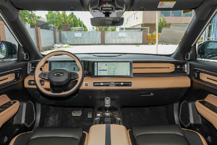 Nội thất xe cũng có thêm nhiều bản phối màu mới, tinh tế nhưng cũng đầy cá tính, theo đó, bảng đồng hồ LCD và màn hình giải trí của Geely Icon 2023 được thiết kế lại, tạo thành 1 tổng thể đồng nhất, không bị chia cách lộ qua tấm ốp nhựa như bản cũ, nhìn đẹp và sang hơn.