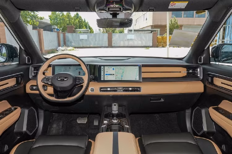 Nội thất xe cũng có thêm nhiều bản phối màu mới, tinh tế nhưng cũng đầy cá tính, theo đó, bảng đồng hồ LCD và màn hình giải trí của Geely Icon 2023 được thiết kế lại, tạo thành 1 tổng thể đồng nhất, không bị chia cách lộ qua tấm ốp nhựa như bản cũ, nhìn đẹp và sang hơn.