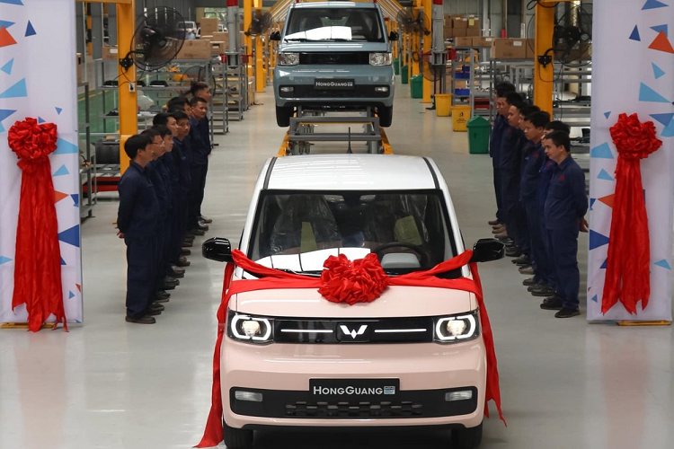 Có vẻ như 2 mẫu xe điện này được mang ra chụp ảnh cũng như trải nghiệm nhanh 1 số con đường tại Hà Nội, trong đó, 1 xe mang màu vàng, và chiếc còn lại mang màu xanh nhạt.