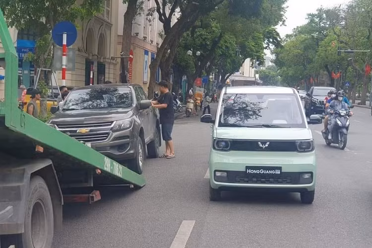 Việc Wuling Hongguang Mini EV tại Việt Nam có lô hàng xe đầu tiên xuất xưởng, đã nhận được sự quan tâm của cộng đồng mạng. Vào ngày 19/6 vừa qua, hình ảnh 2 chiếc xe điện Wuling Hongguang Mini EV xuất hiện tại phố Đinh Tiên Hoàng giao với phố Lê Thạch ở Hà Nội đã nhận được sự quan tâm của cộng động mạng