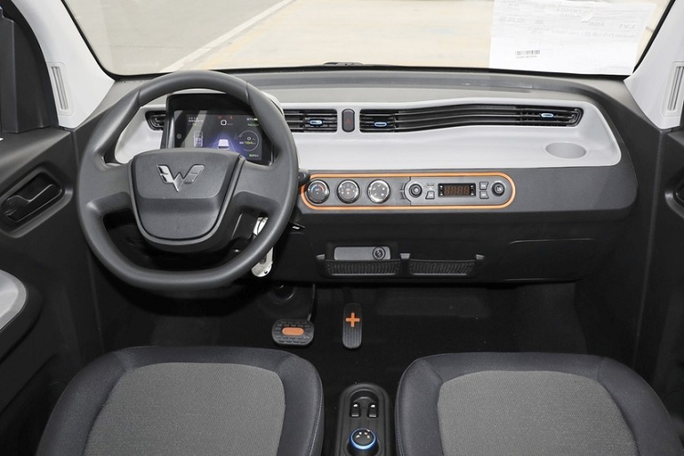 Giá xe Wuling Hongguang Mini EV tại Việt Nam chưa tiết lộ, nhưng đơn vị phân phối mẫu xe này ở nước ta bật mí, người tiêu dùng có thu nhập từ 13 triệu đến 15 triệu đồng đã có thể mua chiếc xe điện này.