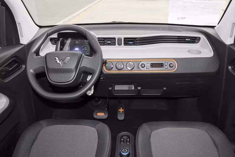 Giá xe Wuling Hongguang Mini EV tại Việt Nam chưa tiết lộ, nhưng đơn vị phân phối mẫu xe này ở nước ta bật mí, người tiêu dùng có thu nhập từ 13 triệu đến 15 triệu đồng đã có thể mua chiếc xe điện này.