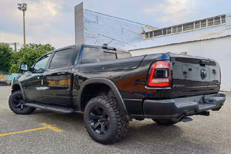 Được ví như "tiểu" TRX, RAM 1500 Rebel 2023 mới có ngoại hình rất hầm hố và thể thao. Gây chú ý ở đầu xe là mặt ca lăng có dạng lưới tổ ong cùng tấm ốp tạo hình cứng cáp. Bên dưới là bộ cản được thiết kế phục vụ off-road với góc tới và góc thoát lớn.