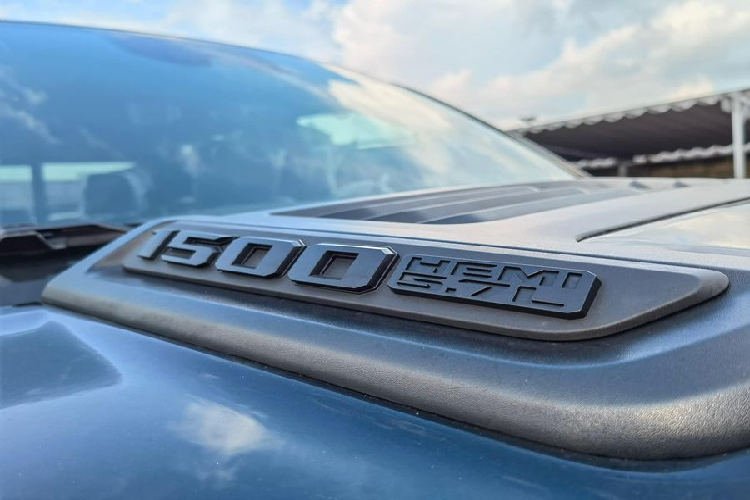 Tùy chọn hệ thống treo khí nén giúp RAM 1500 Rebel có thể nâng hạ gầm với khoảng sáng gầm lớn nhất lên tới 274 mm. Phần đuôi xe cũng có nhiều chi tiết được sơn tối màu, nhấn mạnh phong cách thể thao của RAM 1500 Rebel 2023. Cặp đèn hậu được bố trí dọc hai bên hông, còn phía dưới là cặp ống xả hình tròn cân đối.