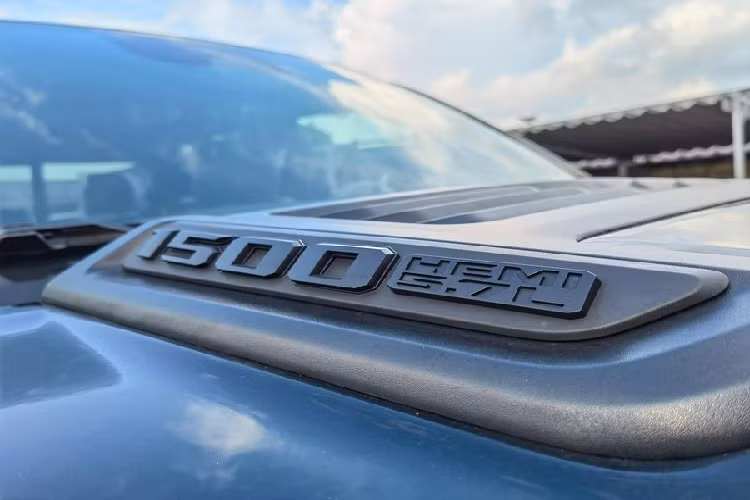 Tùy chọn hệ thống treo khí nén giúp RAM 1500 Rebel có thể nâng hạ gầm với khoảng sáng gầm lớn nhất lên tới 274 mm. Phần đuôi xe cũng có nhiều chi tiết được sơn tối màu, nhấn mạnh phong cách thể thao của RAM 1500 Rebel 2023. Cặp đèn hậu được bố trí dọc hai bên hông, còn phía dưới là cặp ống xả hình tròn cân đối.