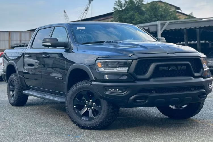 Với mức giá 5,288 tỷ đồng, Rebel là phiên bản có giá bán bán thấp nhất trong dải sản phẩm RAM 1500 tại Việt Nam. Các phiên bản còn lại bao gồm Laramie Night Edition (5,788 tỷ đồng), Longhorn (6,088 tỷ đồng) và cao cấp nhất là TRX giá 8,1 tỷ đồng.