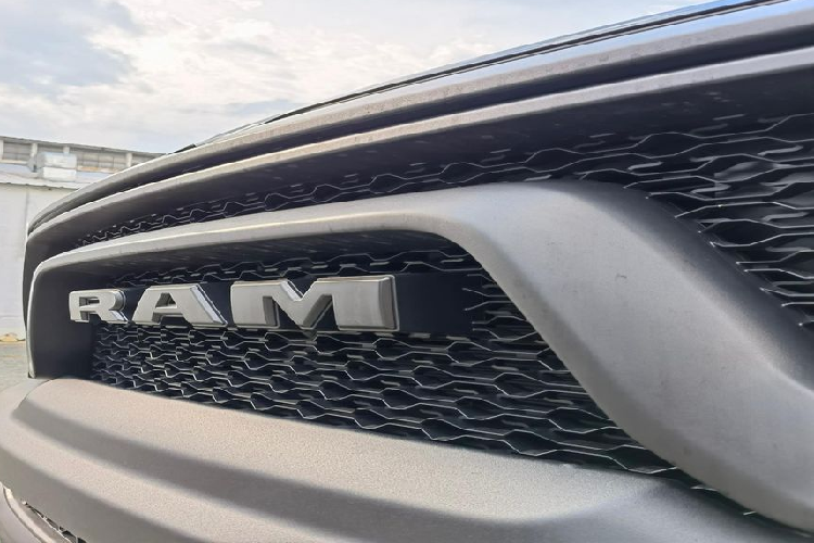 Thuộc phân khúc bán tải hạng nặng, RAM 1500 cạnh tranh trực tiếp với Ford F-150. Dòng bán tải ăn khách của Ford hiện được bán ở Việt Nam thông qua các đại lý xe tư nhân với giá khởi điểm khoảng 4 tỷ đồng. Như vậy, ngay cả ở phiên bản "giá rẻ", RAM 1500 vẫn đắt hơn khá nhiều so với đối thủ đồng hương.