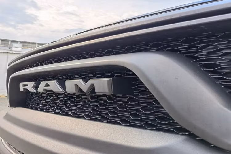 Thuộc phân khúc bán tải hạng nặng, RAM 1500 cạnh tranh trực tiếp với Ford F-150. Dòng bán tải ăn khách của Ford hiện được bán ở Việt Nam thông qua các đại lý xe tư nhân với giá khởi điểm khoảng 4 tỷ đồng. Như vậy, ngay cả ở phiên bản "giá rẻ", RAM 1500 vẫn đắt hơn khá nhiều so với đối thủ đồng hương.