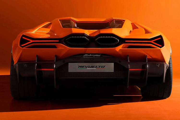Khách hàng có thể tùy chỉnh nội thất xe của mình bằng cách chọn hỗn hợp cân bằng giữa da và Corsa-Tex, hoặc ưu tiên chất liệu tùy thuộc vào sở thích với 70 tùy chọn màu sắc có sẵn. Revuelto là mẫu Lamborghini sản xuất mang lại tiềm năng cá nhân hóa nhất với 400 màu thân xe. Giá xe Lamborghini Revuelto chưa được công bố, tuy nhiên có thể siêu phẩm này sẽ từ 650.000 USD.