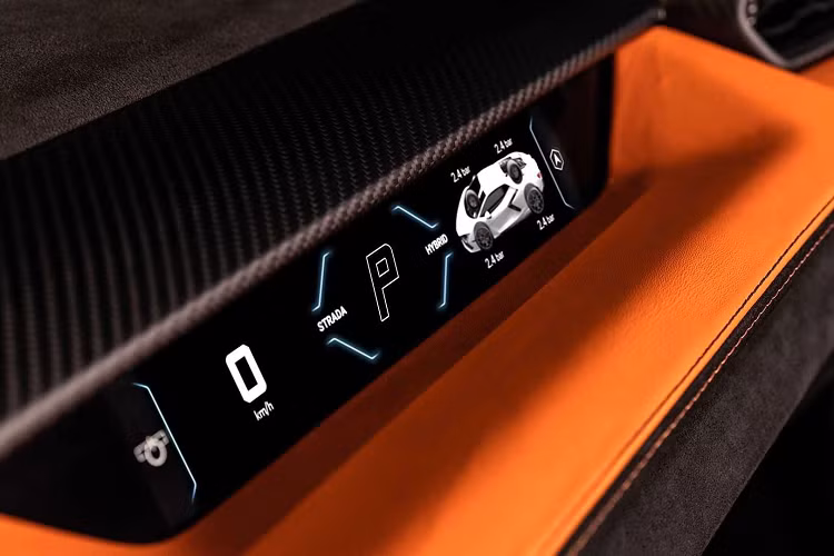 Lamborghini gọi Revuelto là "high-performance electrified vehicle" tạm dịch "xe điện hiệu suất cao", đổi HPEV lấy PHEV. Nhưng bất kể bạn dùng từ gì để mô tả, Revuelto có một số phần cứng giúp xe đi nhanh quanh các góc cua và trên một đường thẳng. Trên hết là hệ thống lái cầu sau mới giúp cải thiện khả năng lái và độ ổn định.