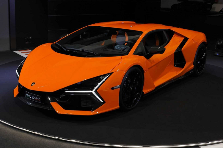 Phần đuôi xe có bổ sung cánh gió có thể chỉnh tay hoặc tự động. Với Revuelto, Lamborghini ra mắt Cuộc đua Không gian mới, mở ra ngôn ngữ thiết kế thích nghi với những thách thức do điện khí hóa áp đặt và tỷ lệ của những chiếc siêu xe thể thao trong tương lai gần. Chữ "Y" cũng là dấu ấn của thiết kế nội thất hướng đến người lái theo triết lý "cảm giác như một phi công".