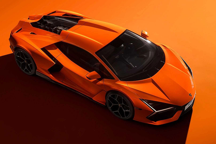 Sợi carbon, được sản xuất thủ công tại nhà máy Sant’Agata Bolognese, là yếu tố cấu trúc chính trong Lamborghini Revuelto 2024 mới được sử dụng không chỉ trong thân và khung đơn mà còn cho nhiều yếu tố của thân xe.
