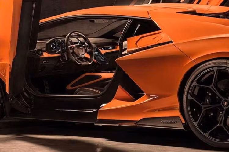 Khách hàng có thể tùy chỉnh nội thất xe của mình bằng cách chọn hỗn hợp cân bằng giữa da và Corsa-Tex, hoặc ưu tiên chất liệu tùy thuộc vào sở thích với 70 tùy chọn màu sắc có sẵn. Revuelto là mẫu Lamborghini sản xuất mang lại tiềm năng cá nhân hóa nhất với 400 màu thân xe.