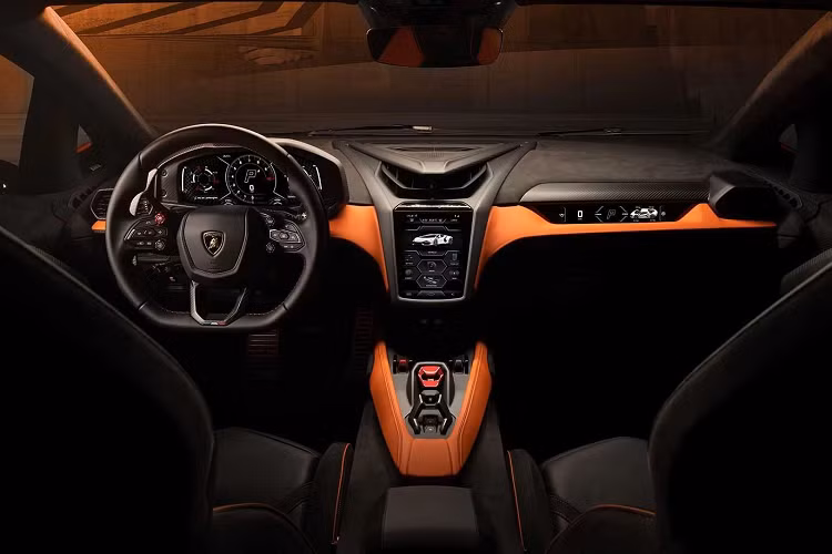 Cấu trúc sắp xếp truyền động của Revuelto cũng khác biệt với các dòng xe trước đây, thứ tự các bộ phận được thiết lập mới gồm động cơ - hộp số - vi sai nghe thì thấy giống các mẫu xe phổ thông nhưng khác với cách Lamborghini thường bố trí hộp số - vi sai - động cơ. Bố cục giúp giữ chiều dài cơ sở của xe không thay đổi và hỗ trợ phân bổ trọng lượng hiệu quả tốt nhất.