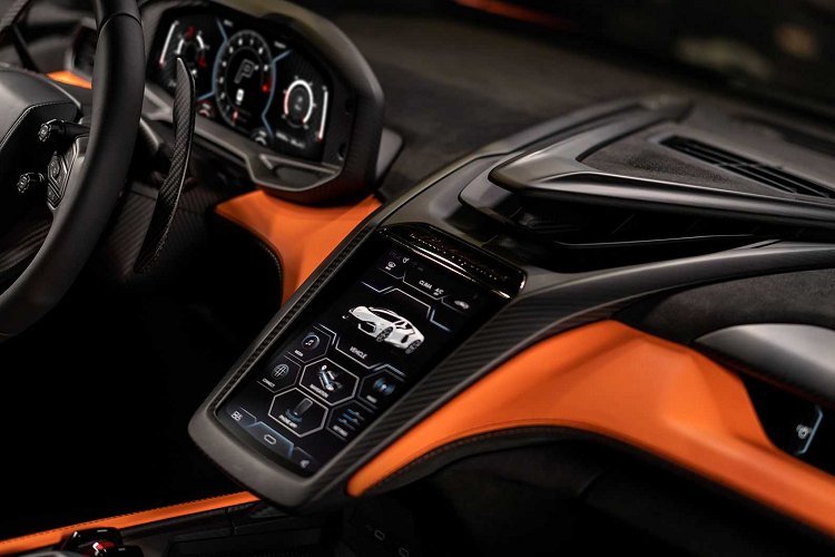 Revuelto mang tương lai của thiết kế Lamborghini với DNA độc quyền thiết lập ngôn ngữ phong cách hoàn toàn mới. Revuelto liên kết với những chiếc xe Lamborghini V12 mang tính biểu tượng huyền thoại của quá khứ trong hình dạng mới. Đèn ban ngày hình chữ "Y" là điểm nhấn phần đầu xe của Revuelto kết hợp hốc gió đèn hậu và bộ ống xả mới.