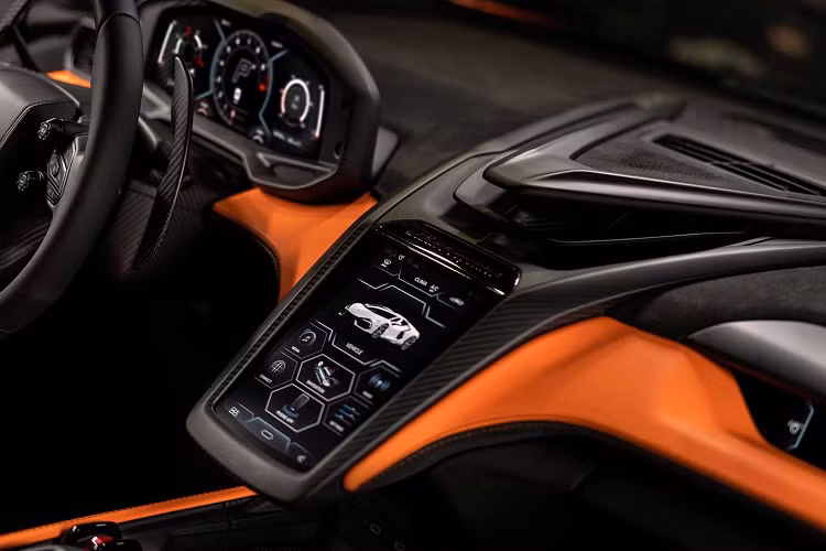 Revuelto mang tương lai của thiết kế Lamborghini với DNA độc quyền thiết lập ngôn ngữ phong cách hoàn toàn mới. Revuelto liên kết với những chiếc xe Lamborghini V12 mang tính biểu tượng huyền thoại của quá khứ trong hình dạng mới. Đèn ban ngày hình chữ "Y" là điểm nhấn phần đầu xe của Revuelto kết hợp hốc gió đèn hậu và bộ ống xả mới.