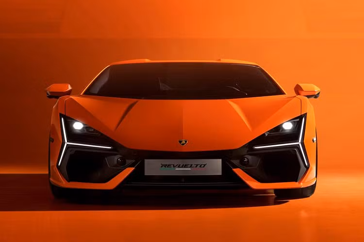 Ý nghĩa của siêu xe Lamborghini Revuelto lớn hơn các dòng xe trước đó vì đây chính thức là mẫu xe khởi đầu cho kỷ nguyên mới của hãng siêu xe theo xu hướng kỷ nguyên điện hóa. Lamborghini Revuelto vẫn trang bị động cơ 12 xy-lanh quen thuộc trong suốt 60 năm qua nhưng bộ truyền động mới được nâng cấp vượt trội hơn.