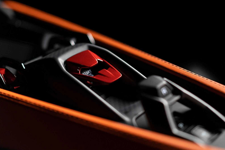 Lần đầu tiên, chiếc Lamborghini có vectơ mô-men xoắn điện với tên gọi "Lamborghini Dinamica Veicolo 2.0", có thể sản sinh công suất tới từng bánh xe để đạt được hiệu suất tối đa. Hệ thống này cũng có thể kích hoạt các phanh riêng lẻ để lái xe, nhưng Lamborghini nhấn mạnh rằng nó chỉ được sử dụng khi thực sự cần thiết để giúp duy trì hiệu quả và "lái xe tự nhiên".