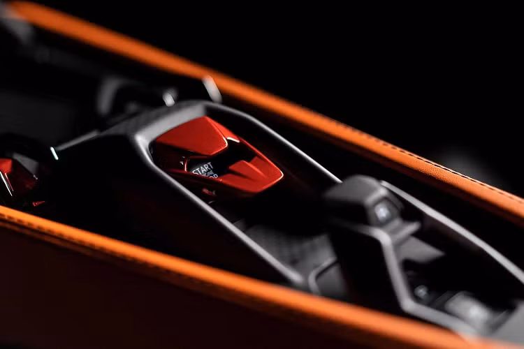 Lần đầu tiên, chiếc Lamborghini có vectơ mô-men xoắn điện với tên gọi "Lamborghini Dinamica Veicolo 2.0", có thể sản sinh công suất tới từng bánh xe để đạt được hiệu suất tối đa. Hệ thống này cũng có thể kích hoạt các phanh riêng lẻ để lái xe, nhưng Lamborghini nhấn mạnh rằng nó chỉ được sử dụng khi thực sự cần thiết để giúp duy trì hiệu quả và "lái xe tự nhiên".