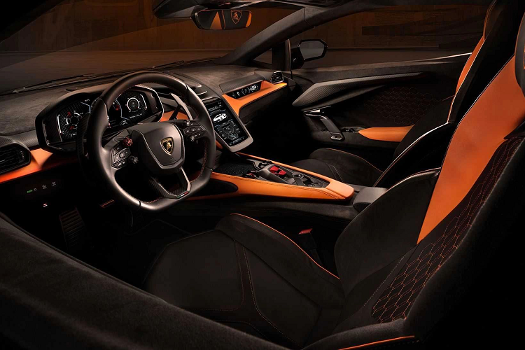 Mặc dù trọng lượng của Revuelto (1,772 kg) nặng hơn Aventador (1,550 kg) nhưng các thông số sức mạnh kể trên vẫn tạo sự ấn tượng. Ngoài ra, động cơ điện Hybrid của Revuelto có dung lượng pin 3,8 kWh, cho phép siêu xe chạy thuần điện có công suất 178 mã lực. Để sạc lại pin sẽ mất 6 phút với động cơ V12 hoặc 30 phút bằng nguồn điện bên ngoài.