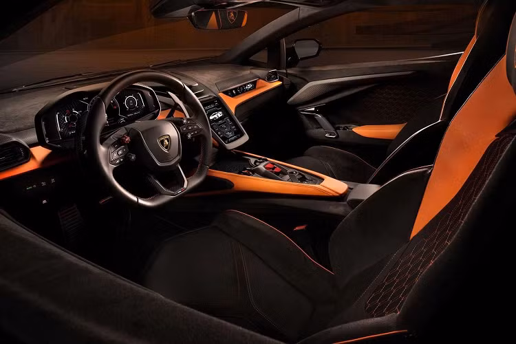 Mặc dù trọng lượng của Revuelto (1,772 kg) nặng hơn Aventador (1,550 kg) nhưng các thông số sức mạnh kể trên vẫn tạo sự ấn tượng. Ngoài ra, động cơ điện Hybrid của Revuelto có dung lượng pin 3,8 kWh, cho phép siêu xe chạy thuần điện có công suất 178 mã lực. Để sạc lại pin sẽ mất 6 phút với động cơ V12 hoặc 30 phút bằng nguồn điện bên ngoài.