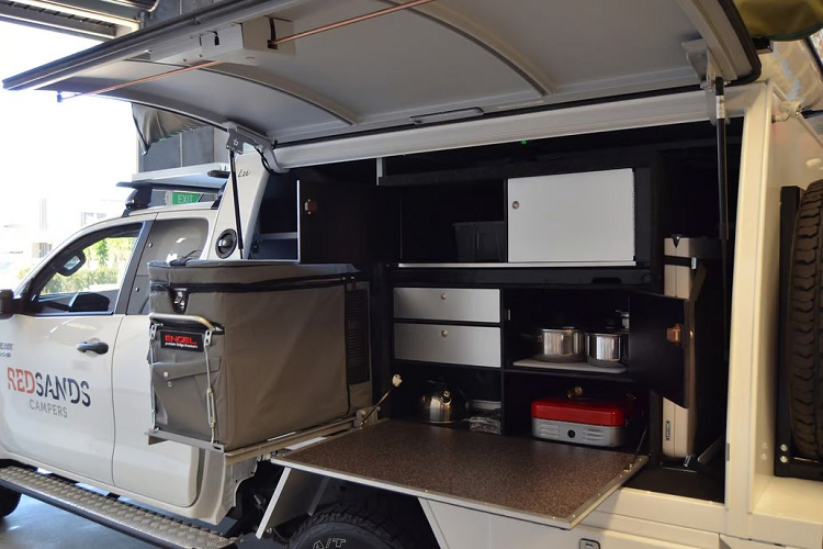 Nhằm mang đến đầy tủ tiện ích như một ngôi nhà cho người dùng, thùng sau của xe cắm trại Hilux được cải tạo thành không gian sinh hoạt chung với một loạt các trang bị tiện nghi như: tủ lạnh 40 lít dạng trượt, bể nước 80 lít, bếp ga 2 đốt (phiên bản chạy điện có thể được trang bị bếp điện) và các thiết bị điện khác.