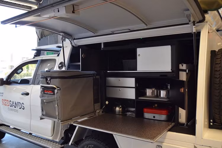 Nhằm mang đến đầy tủ tiện ích như một ngôi nhà cho người dùng, thùng sau của xe cắm trại Hilux được cải tạo thành không gian sinh hoạt chung với một loạt các trang bị tiện nghi như: tủ lạnh 40 lít dạng trượt, bể nước 80 lít, bếp ga 2 đốt (phiên bản chạy điện có thể được trang bị bếp điện) và các thiết bị điện khác.