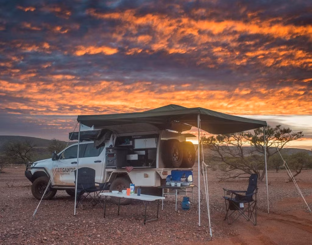 Theo đó, xe cắm trại chạy điện của RedSands sẽ được phát triển từ nguyên mẫu Toyota Hilux. Hiện RedSands đang cung cấp xe cắm trại Toyota Hilux dùng máy dầu dưới hai tùy chọn bản cho 2 người và 5 người. Trong đó, bản dành cho 2 người có cabin đơn với một lều bật phía trên bồn xe.