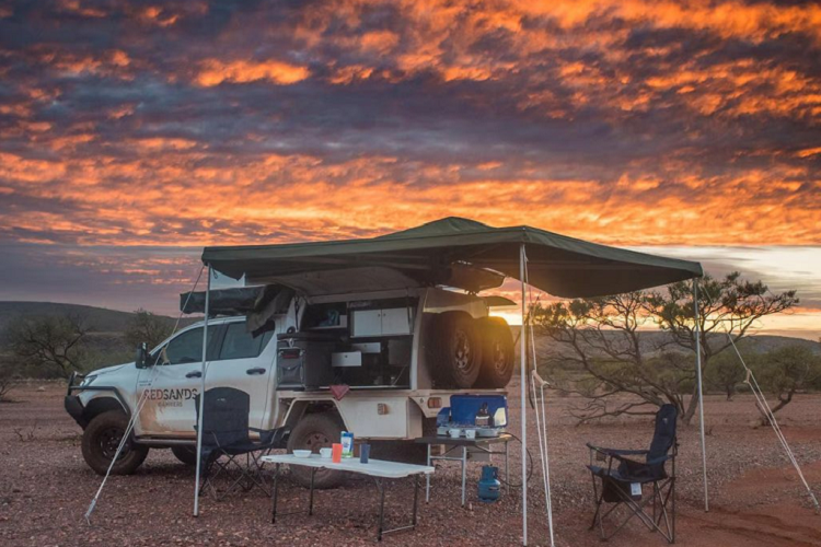 "Đây là một sự phát triển và cột mốc cực kỳ thú vị đối với Tập đoàn của chúng tôi, khi chúng tôi bắt tay vào thực hiện chiến lược loại bỏ cacbon trong hoạt động kinh doanh của mình và chứng minh việc di chuyển trên địa hình bằng xe điện không chỉ khả thi mà còn là một phương thức vận tải đáng mơ ước,” Giám đốc điều hành của Redsands - Adam Sands, nói.