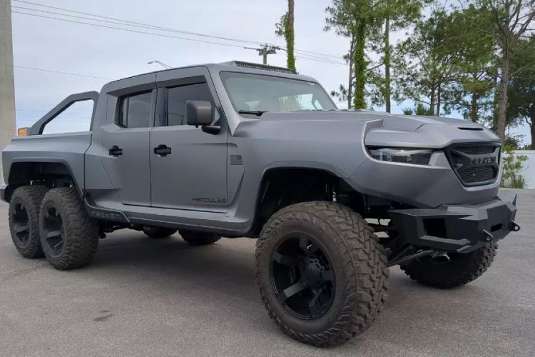 Có thể thấy, sự thay đổi rõ ràng nhất nằm ở cầu thứ 3 và 2 bánh bổ sung phía sau, nằm ngay bên dưới chiếc cốp có chiều dài lên đến 2,4m. Rezvani cũng đã trang bị cho chiếc xe bán tải hệ thống treo Fox và trục Dana 60 với bộ khóa khí.