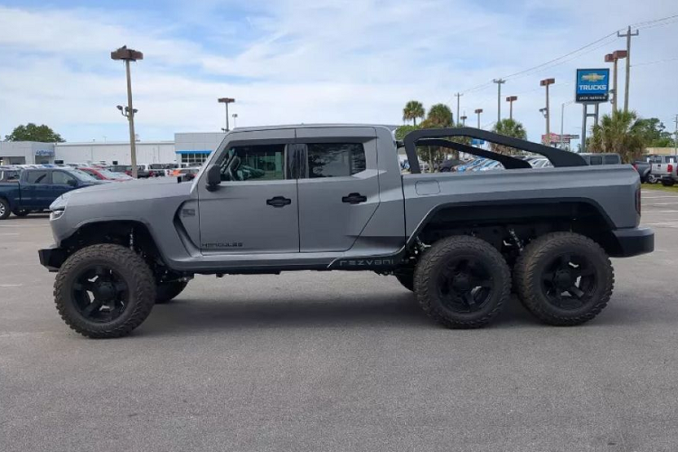 Những điểm nổi bật khác của chiếc xe còn đến từ bộ la-zăng màu đen được “bọc” trong bộ lốp xe địa hình 37 inch, cản xe cũng được sơn màu đen và chi tiết làm tăng tính thể thao hơn cho chiếc xe chính là thanh chắn phía trên nóc cốp.