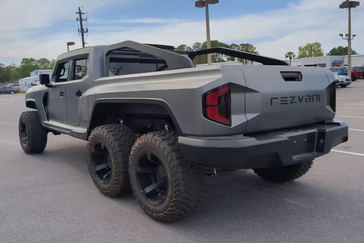 Ngoài ra, công ty có trụ sở tại Los Angeles này cũng đã chế tạo các tấm ốp thân xe hoàn toàn mới cho chiếc bán tải. Vẻ ngoài “hoang dã” của chiếc xe đến từ 6 chiếc bánh xe “hầm hố”, tản nhiệt phía trước sơn đen cùng với đèn pha mới, cản trước bằng thép đi cùng 2 móc kéo.