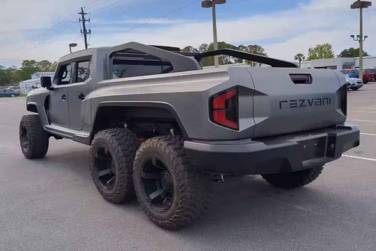 Ngoài ra, công ty có trụ sở tại Los Angeles này cũng đã chế tạo các tấm ốp thân xe hoàn toàn mới cho chiếc bán tải. Vẻ ngoài “hoang dã” của chiếc xe đến từ 6 chiếc bánh xe “hầm hố”, tản nhiệt phía trước sơn đen cùng với đèn pha mới, cản trước bằng thép đi cùng 2 móc kéo.