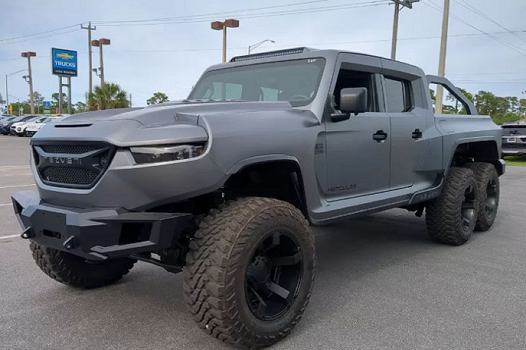 Một đại lý Chevrolet ở St.Augustine, Florida đang sở hữu một trong những chiếc bán tải “tối tân” nhất từng được sản xuất trên thế giới, chiếc Hercules 6x6 của Rezvani từng ra mắt vài năm trước.