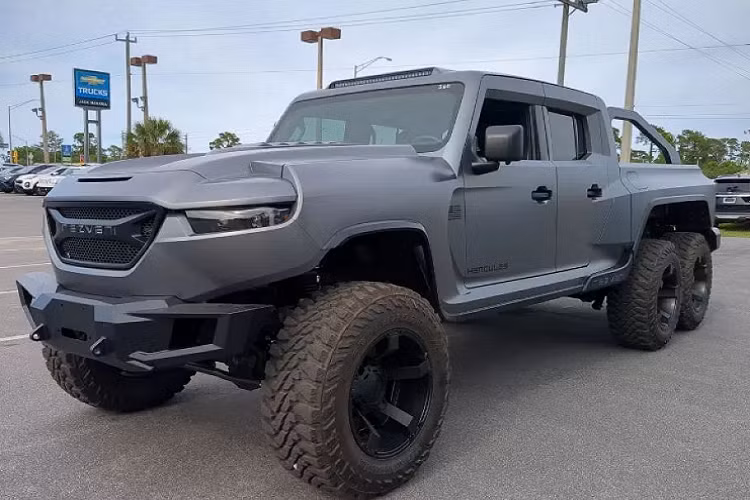 Một đại lý Chevrolet ở St.Augustine, Florida đang sở hữu một trong những chiếc bán tải “tối tân” nhất từng được sản xuất trên thế giới, chiếc Hercules 6x6 của Rezvani từng ra mắt vài năm trước.