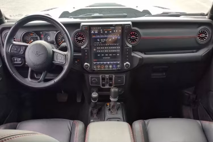 Cả 2 tùy chọn động cơ này đều được đi kèm hộp số tự động 8 cấp.