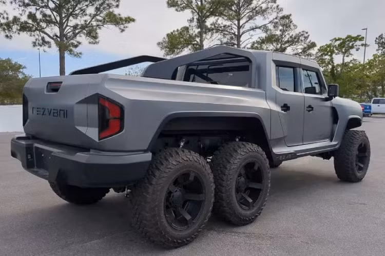 Rezvani cung cấp cho Hercules 6x6 hai tùy chọn động cơ, bao gồm động cơ Pentastar V6 3,6 lít sản sinh ra công suất 285 mã lực với 353Nm mô-men xoắn và động cơ EcoDiesel V6 3.0 lít sản sinh ra công suất 260 mã lực cùng với 600Nm mô-men xoắn.