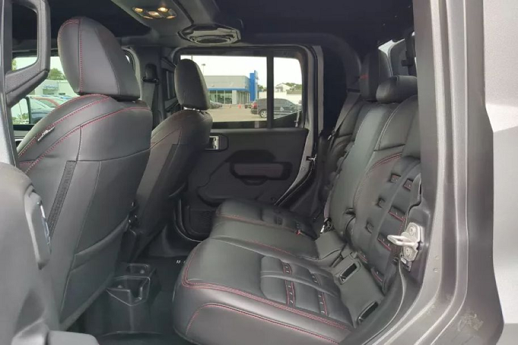 Đại lý Chevrolet đang đưa ra mức giá xe Rezvani Hercules 6x6 là 249,995 USD (tương đương khoảng 6 tỷ đồng), như vậy nó đắt gấp khoảng 6,5 lần giá khởi điểm của một chiếc Jeep Gladiator.